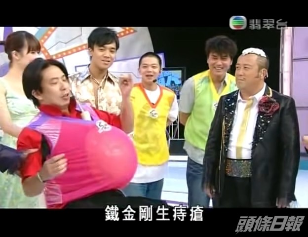 面！阿驄更可算是二次創作的始祖，將不少經典歌詞改做「酒杯敲你個頭，你阿媽話痛」、「星河，有一個黐線傻婆」、「向世界恤髮」等，統統令觀眾笑爆咀，試過將郭富城首飲歌《狂野之城》都被改成「二十六夜，廿六個番茄，食到我嘴都歪」。